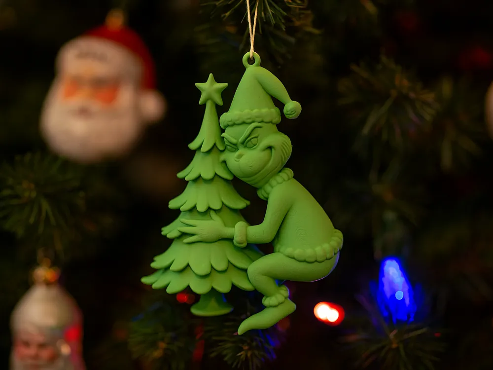 Grinch Hugging Tree Christmas Ornament — example colour. Includes: One finished item supplied; display accessories are excluded. Approximate dimensions (Width × Depth × Height): 1 supplied: 92.3 × 70.4 × 25.4 mm.