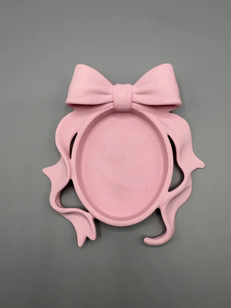 Flowing Bow Entryway Catchall Tray — example colour. Includes: One finished item supplied; display accessories are excluded. Approximate dimensions (Width × Depth × Height): 1 supplied: 157.5 × 143.4 × 33.1 mm.