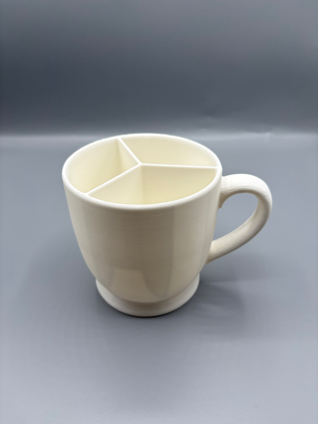 Three-Compartment Cocoa Station Organiser — example colour. Includes: One finished item supplied; display accessories are excluded. Approximate dimensions (Width × Depth × Height): 1 supplied: 135.8 × 101.7 × 101.6 mm.