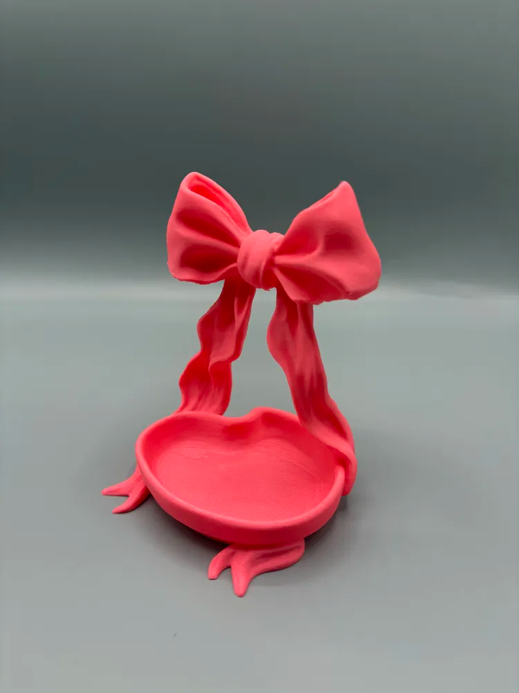 Ribbon Bow Wavy-Edge Jewellery Tray — example colour. Includes: One finished item supplied; display accessories are excluded. Approximate dimensions (Width × Depth × Height): 1 supplied: 138.7 × 119.4 × 176.7 mm.