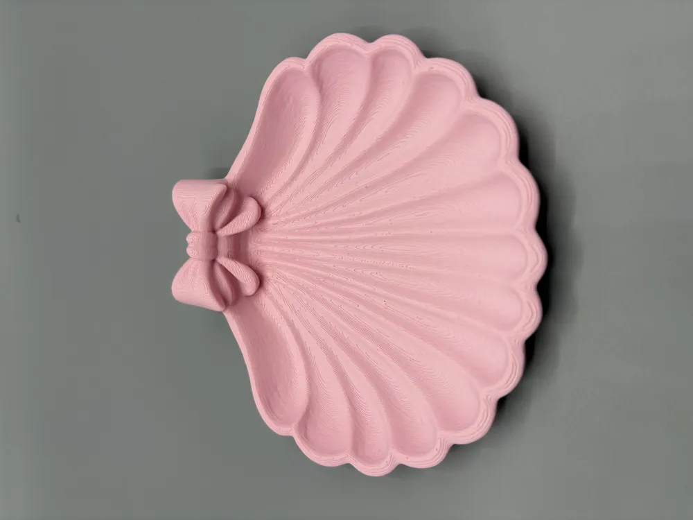 Bow-Topped Seashell Jewellery Tray — example colour. Includes: One finished item supplied; display accessories are excluded. Approximate dimensions (Width × Depth × Height): 1 supplied: 177.8 × 177.4 × 29.2 mm.