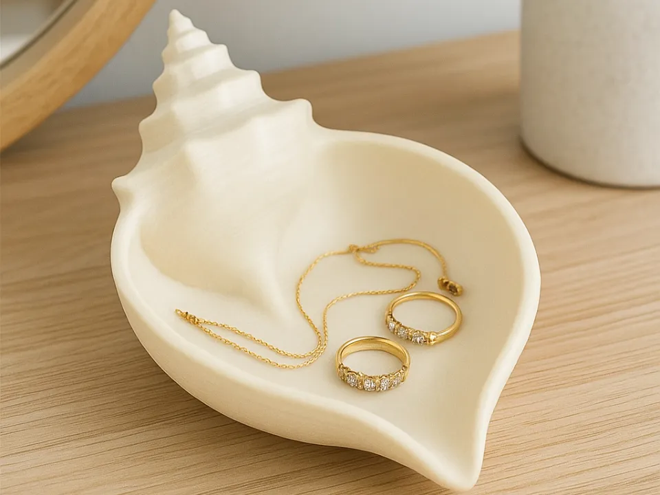 Organic Conch Shell Jewellery Dish — example colour. Includes: One finished item supplied; display accessories are excluded. Approximate dimensions (Width × Depth × Height): 1 supplied: 177.8 × 134.7 × 84.9 mm.