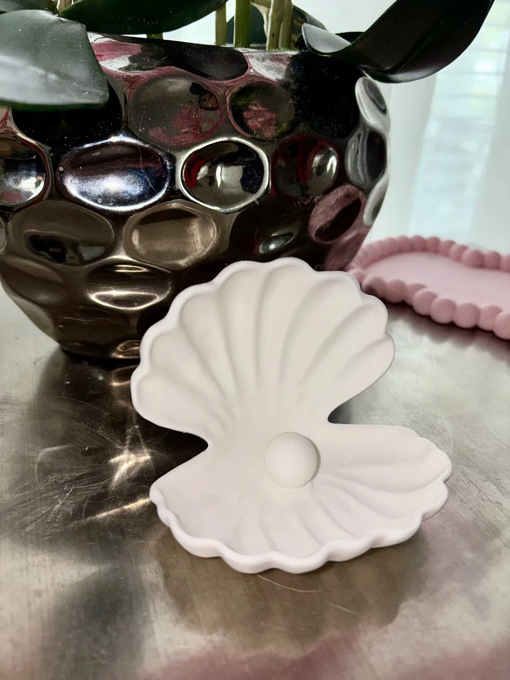 Pearl Accent Clamshell Jewellery Tray — example colour. Includes: One finished item supplied; display accessories are excluded. Approximate dimensions (Width × Depth × Height): 1 supplied: 135.6 × 130 × 101.6 mm.