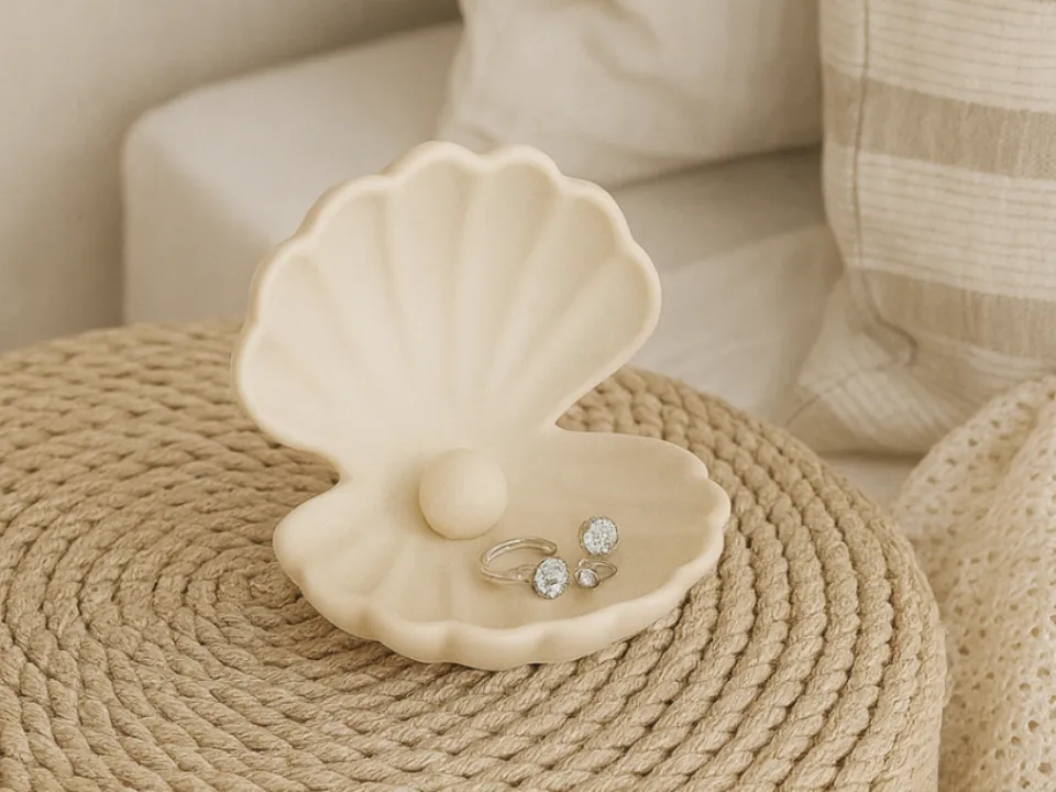 Pearl Accent Clamshell Jewellery Tray — example colour. Includes: One finished item supplied; display accessories are excluded. Approximate dimensions (Width × Depth × Height): 1 supplied: 135.6 × 130 × 101.6 mm.