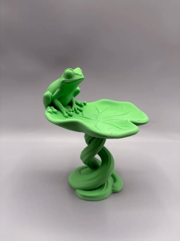 Frog & Lily Pad Key Catchall Tray — example colour. Includes: One finished item supplied; display accessories are excluded. Approximate dimensions (Width × Depth × Height): 1 supplied: 133.2 × 127 × 158.7 mm.