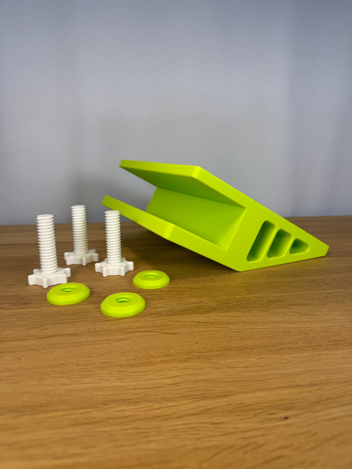 Table extender with three printed clamp screws and pressure pads. Example colours.