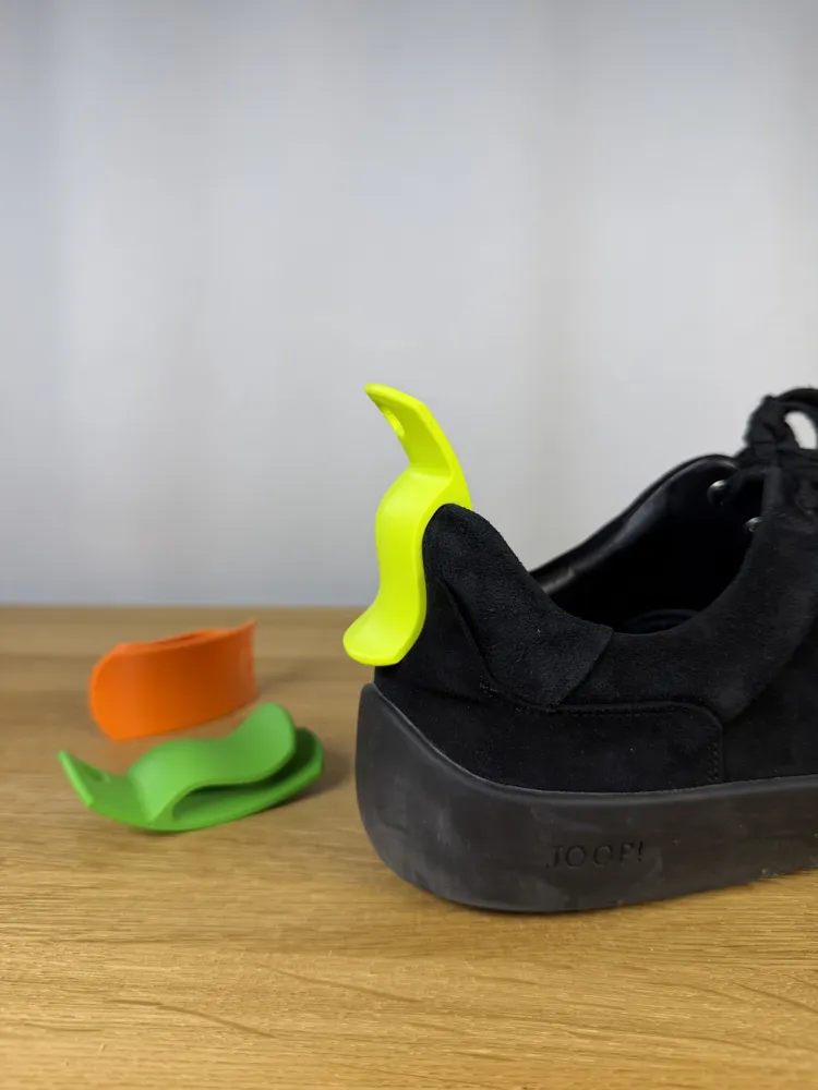 Shoe Horn — example colour. Includes: one shoe horn.
